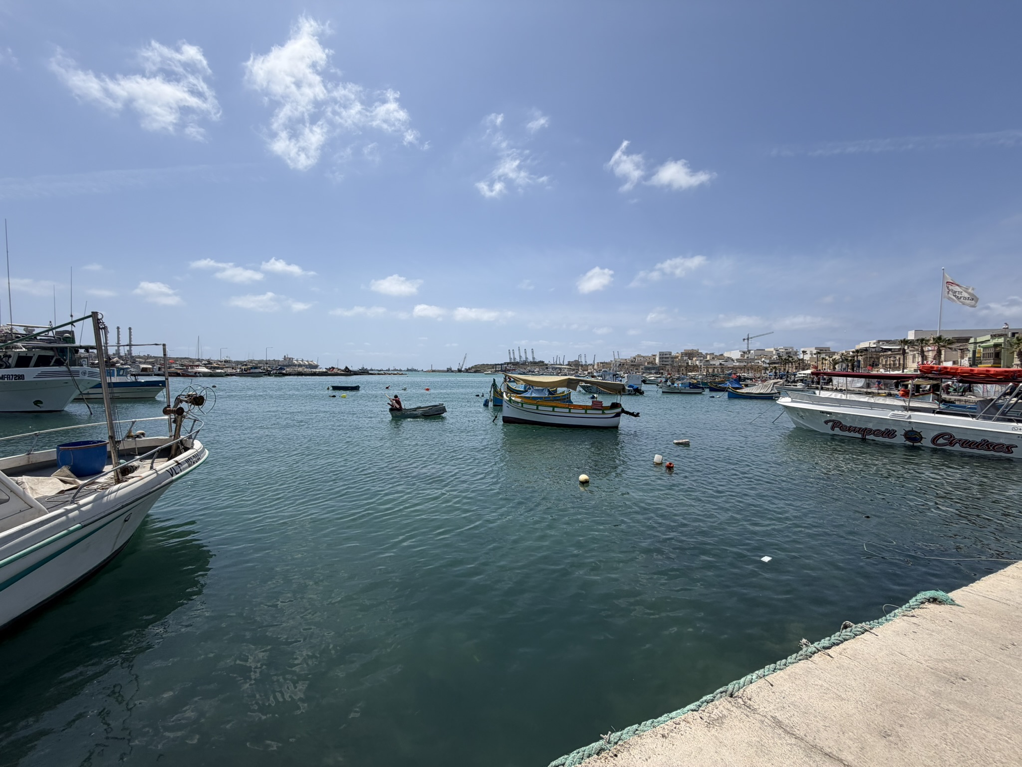 Marsaxlokk Malta — kolorowe łodzie luzzu przy porcie