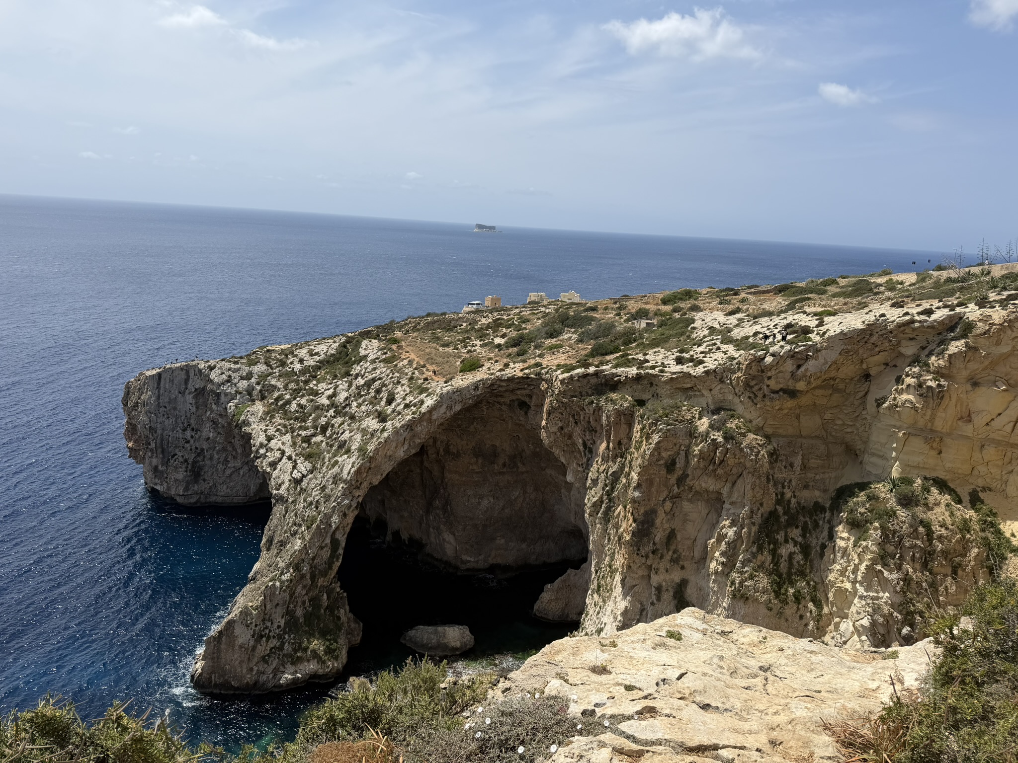 Blue Grotto Malta — punkt widokowy na klifach, wietrzna pogoda