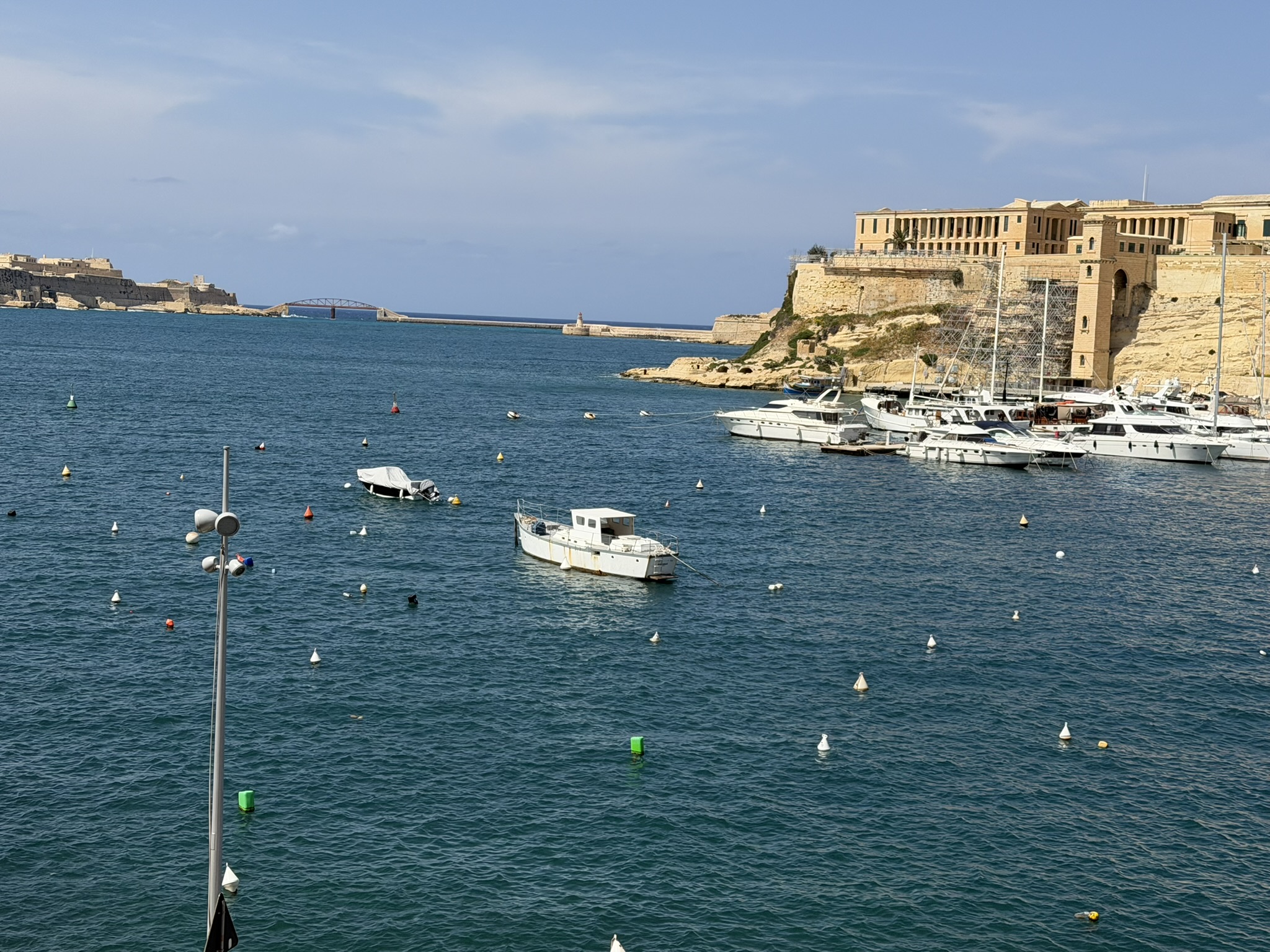 Birgu Malta — promenada przy marinie