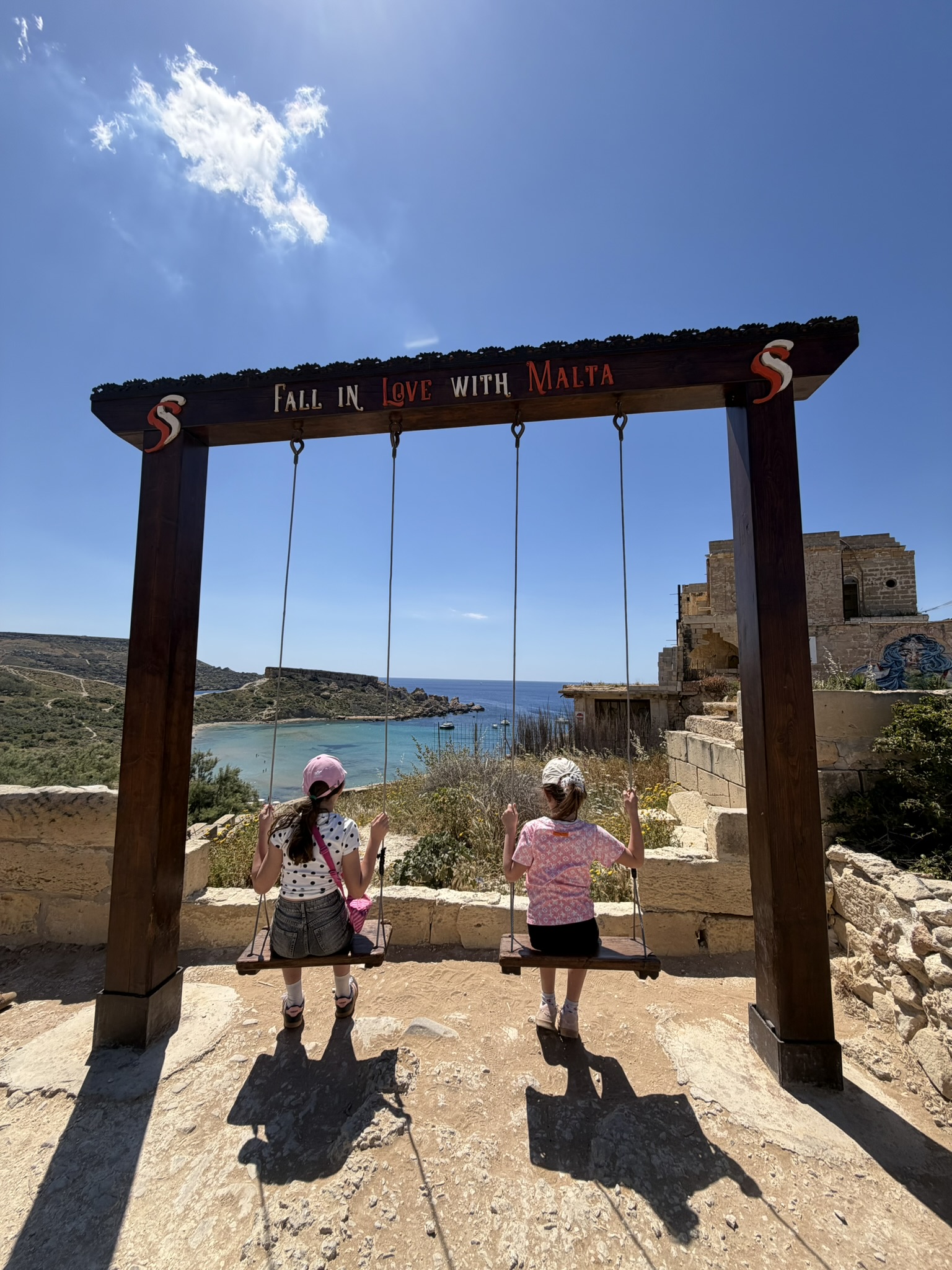 Valletta Malta — kolorowe balkony i wąskie uliczki