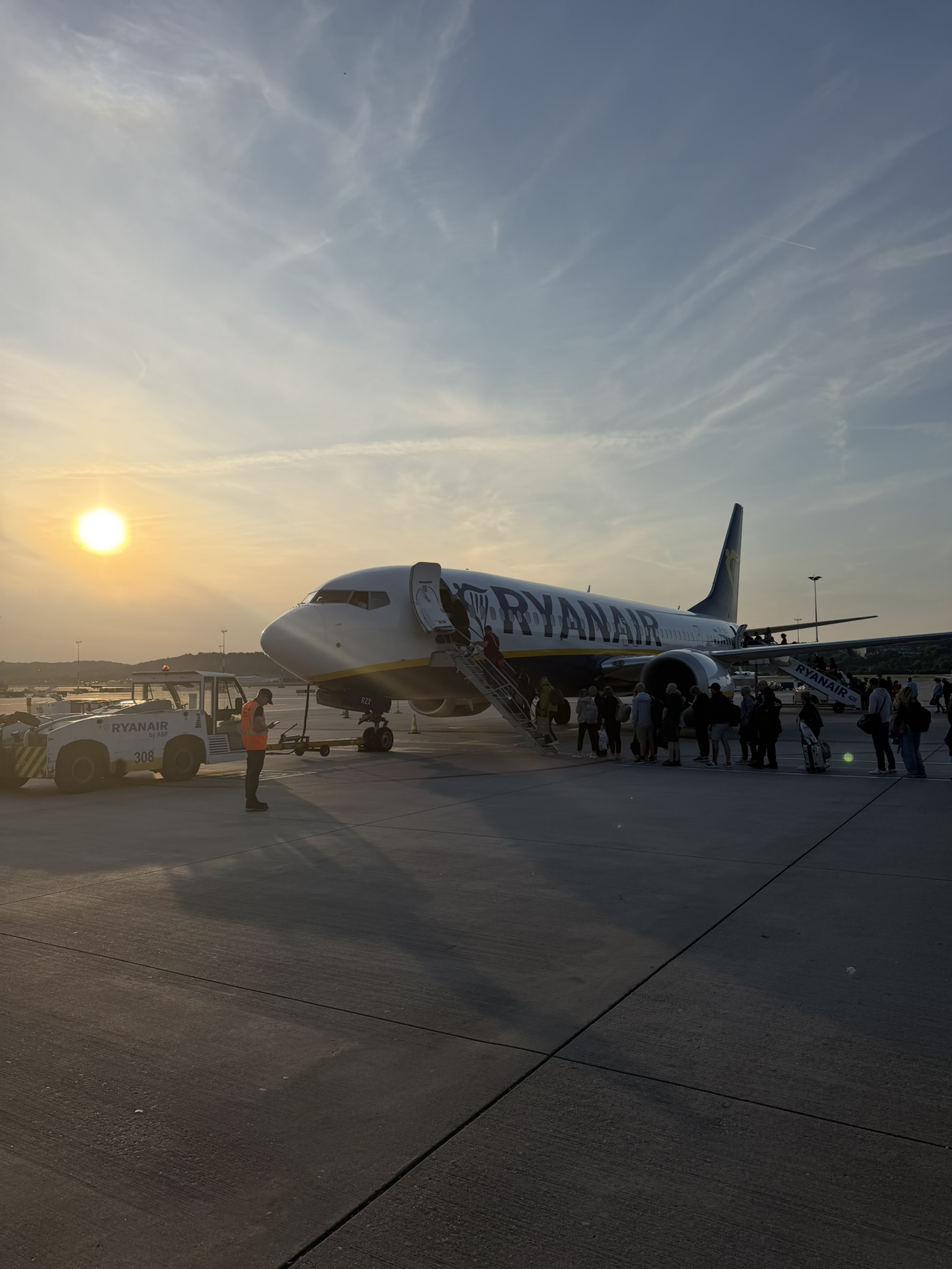 Samolot na lotnisku — lot na Cypr z dziećmi