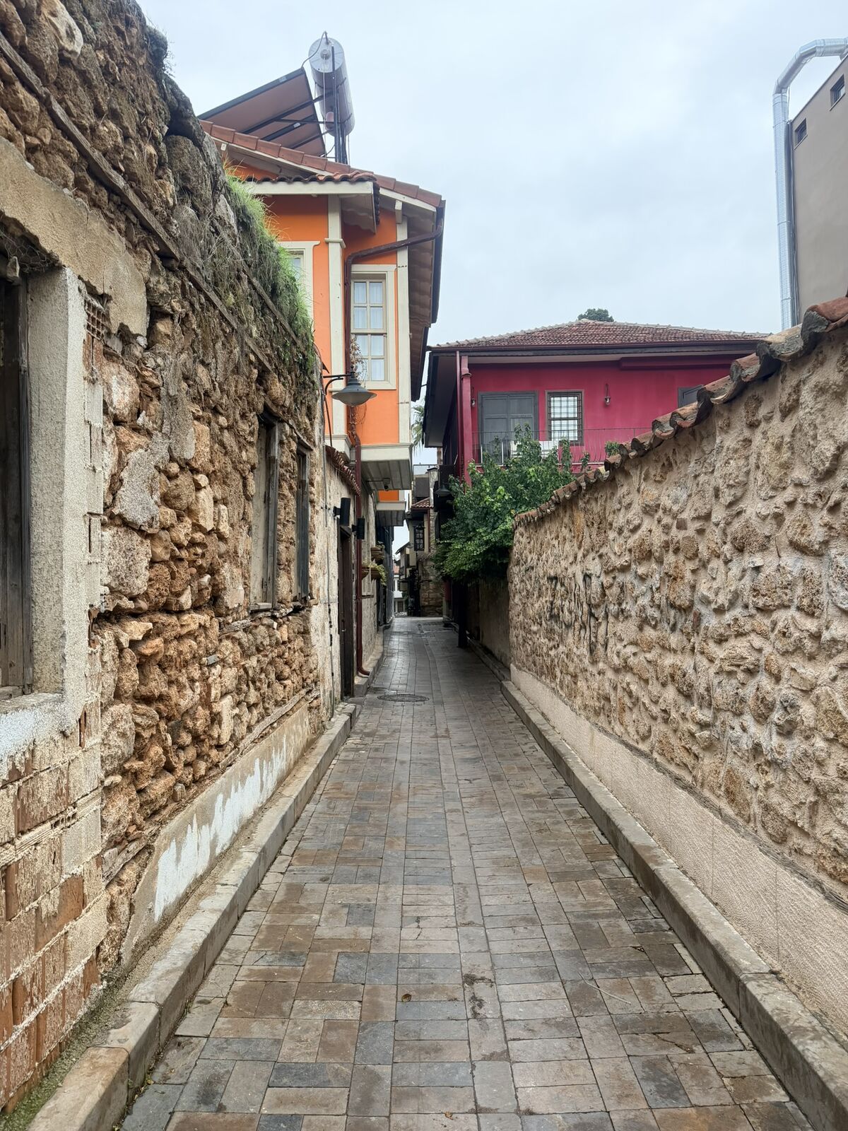 Pusta ulica w Kaleiçi w Antalyi poza sezonem