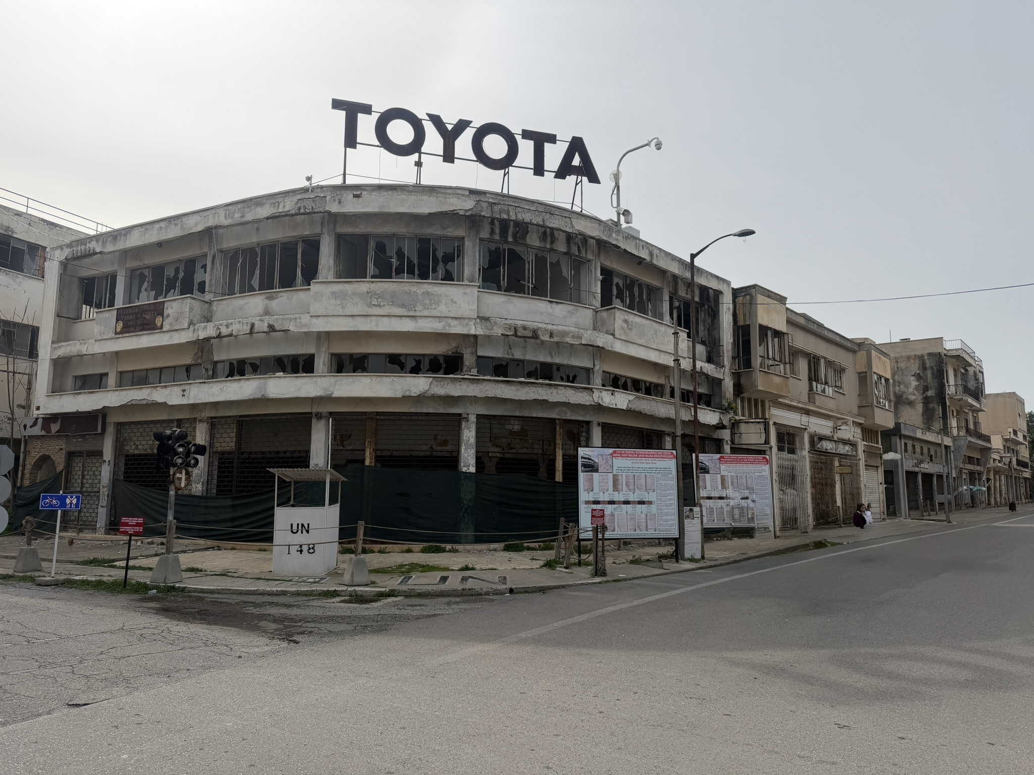 Wschodnie wybrzeże Cypru — skały i morze przy Cape Greco