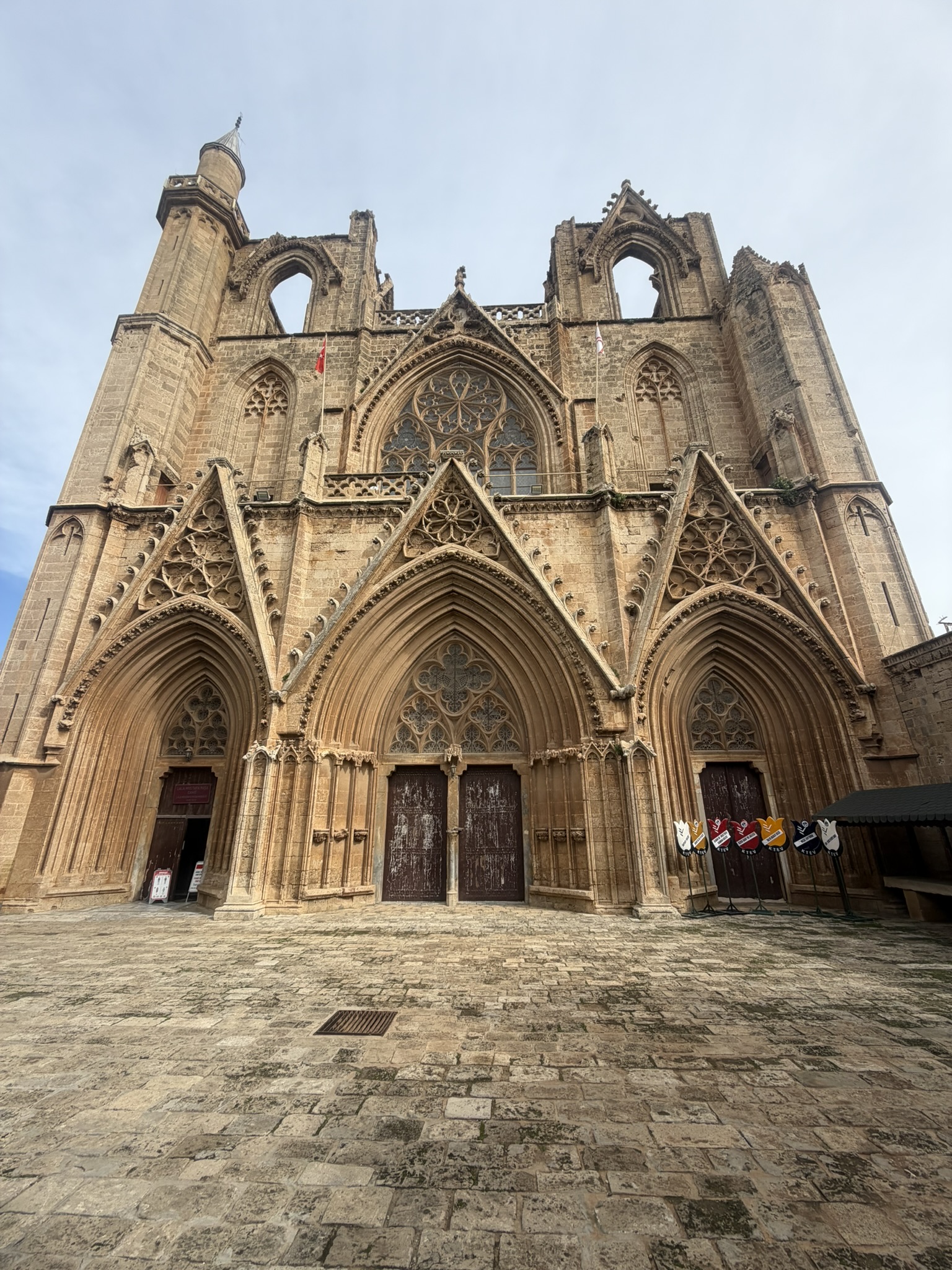 Famagusta — katedra św. Mikołaja i stare miasto, Cypr Północny z dziećmi