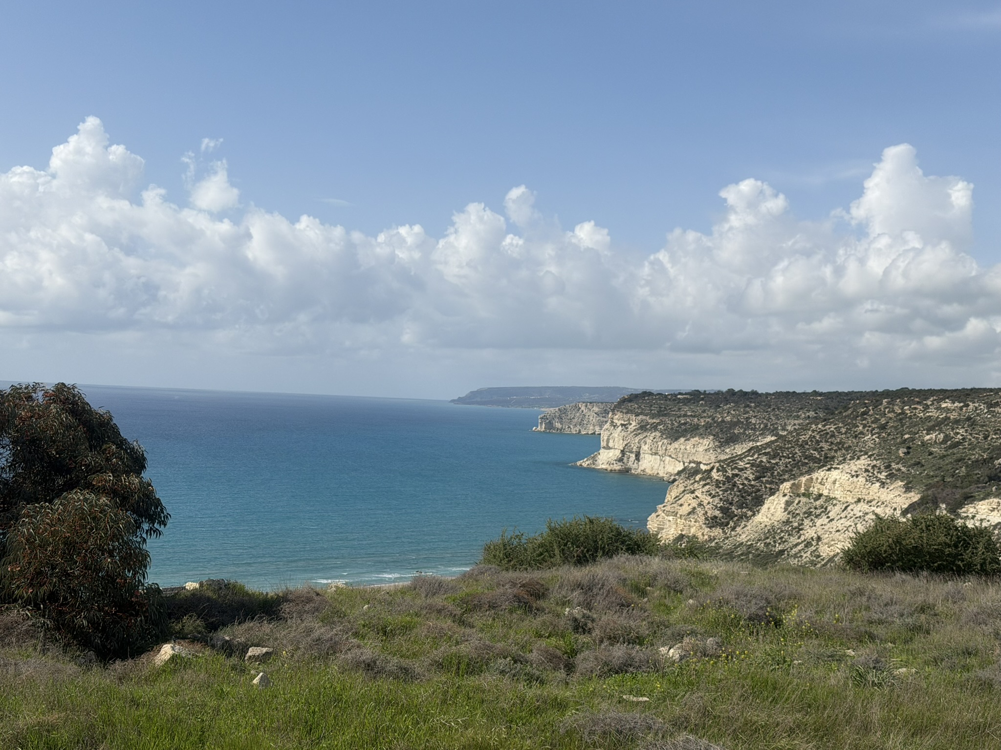 Kourion — starożytny teatr z widokiem na Morze Śródziemne, Cypr z dziećmi