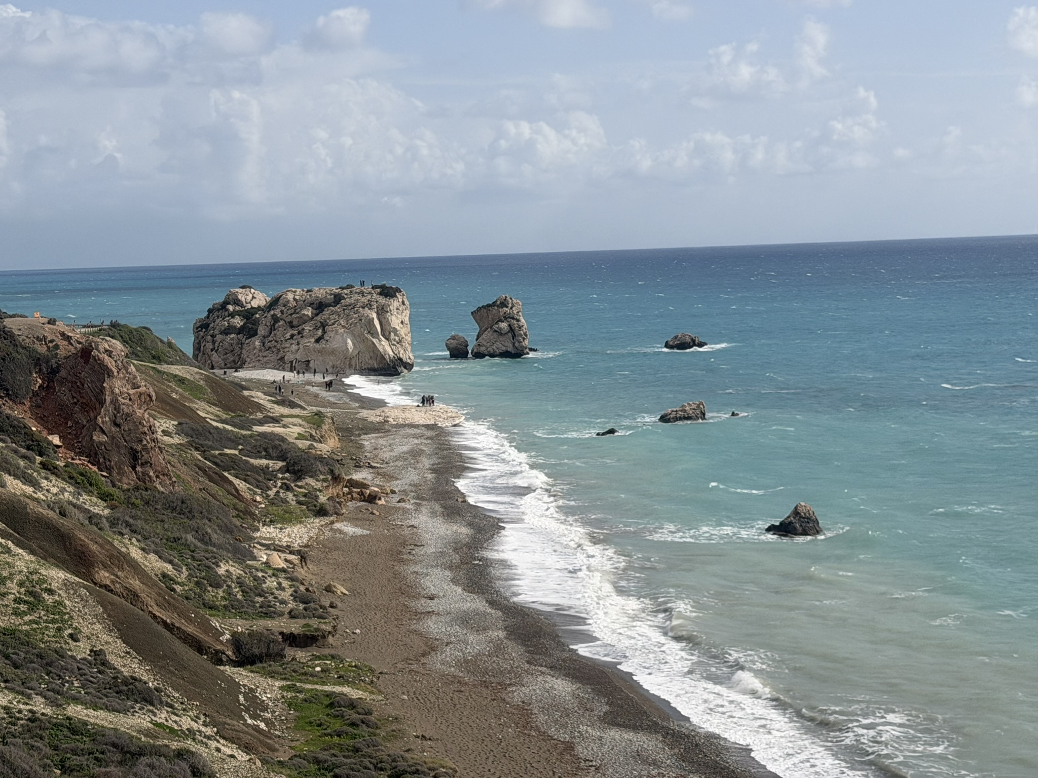 Skała Afrodyty (Petra tou Romiou) — widok ze wzgórza na skałę i morze, Cypr z dziećmi