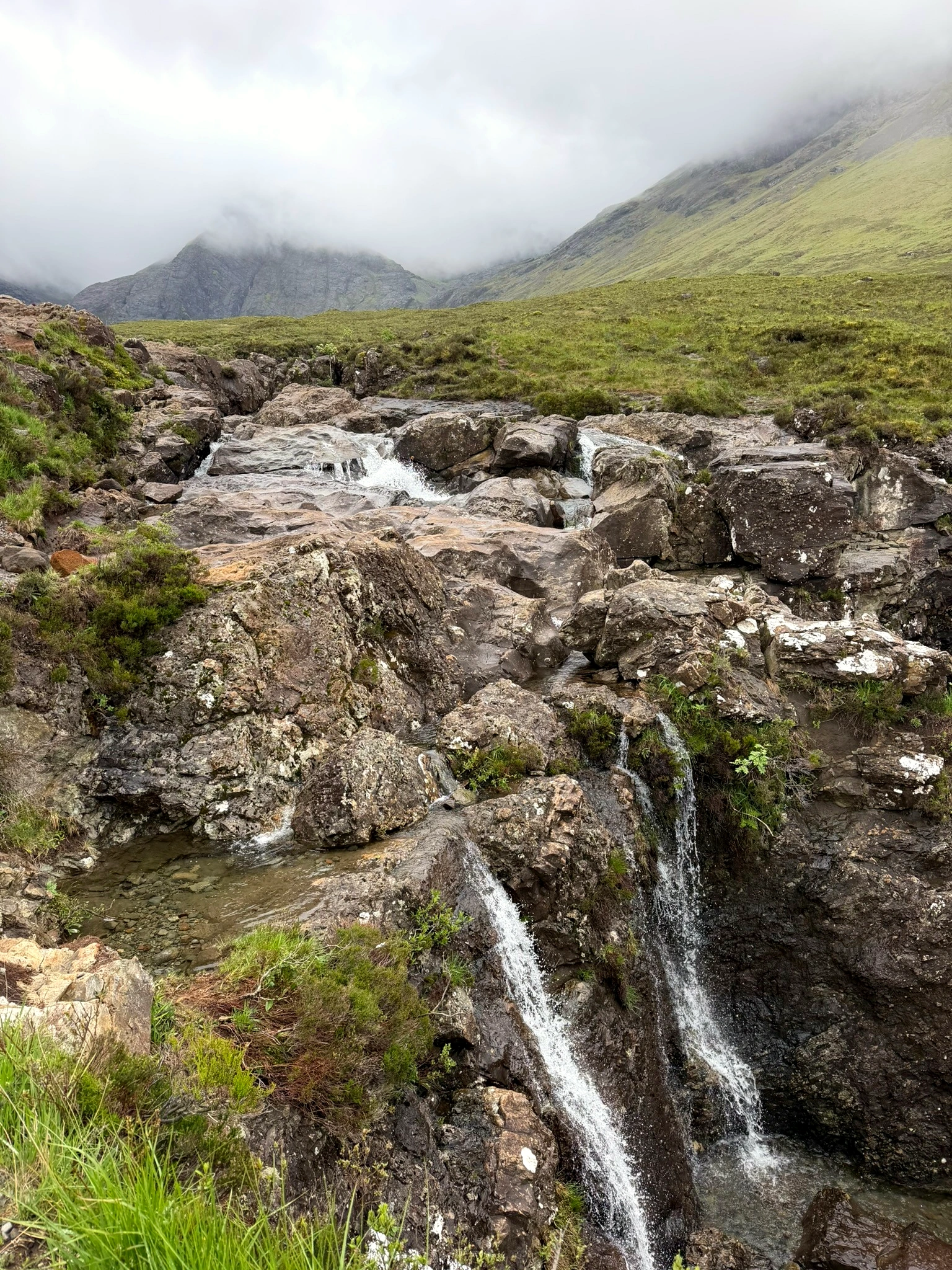 Fairy Pools – łatwy rodzinny spacer, który u nas przypadł na bardzo deszczowy dzień.