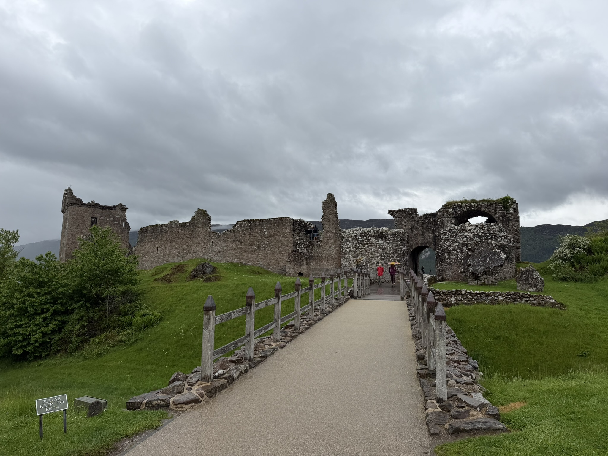 Urquhart Castle nad Loch Ness – ruiny, które dzieci szybko zamieniły we własną zabawę.
