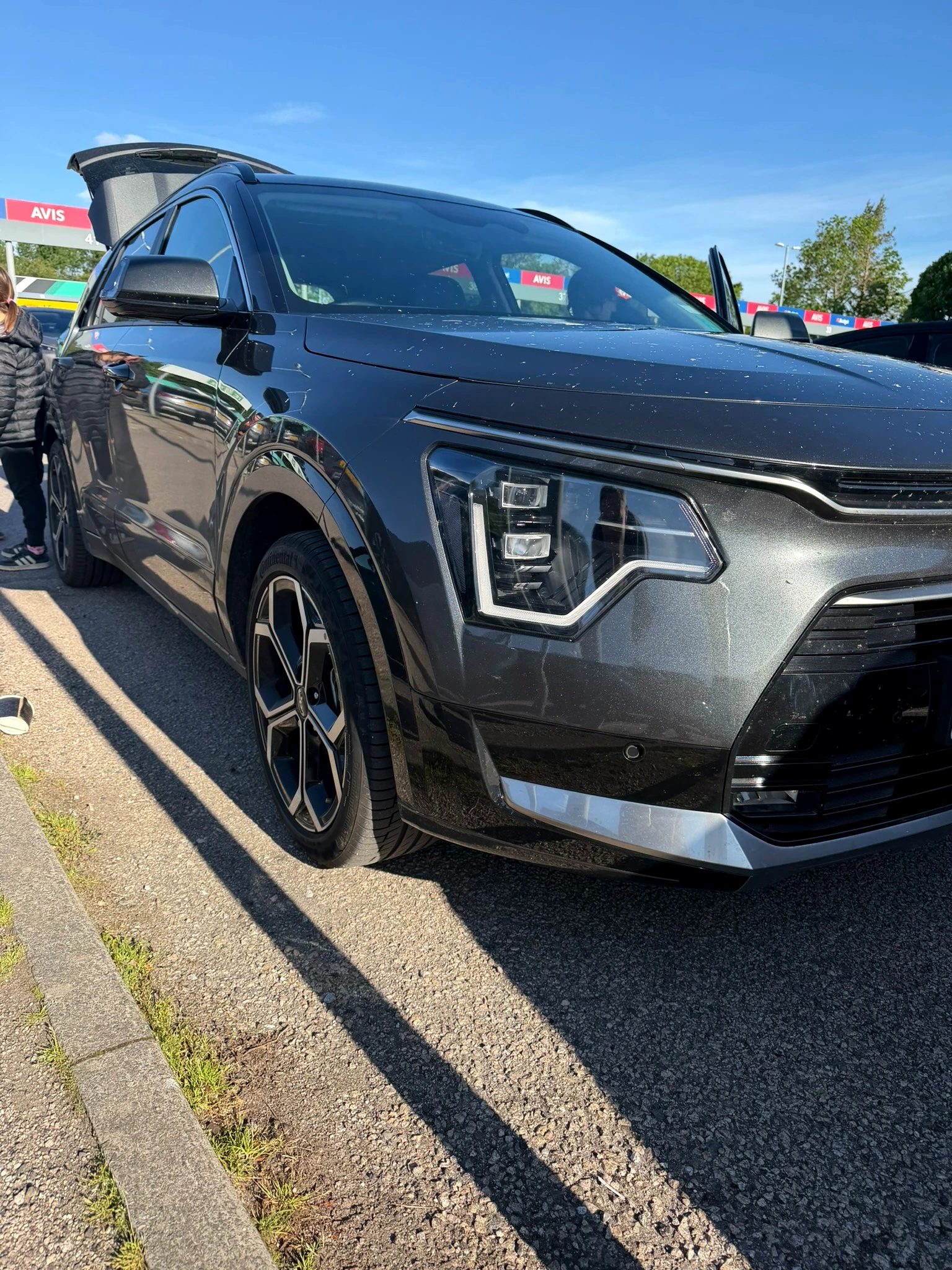 Nasze wynajęte auto podczas rodzinnego road tripu po Szkocji