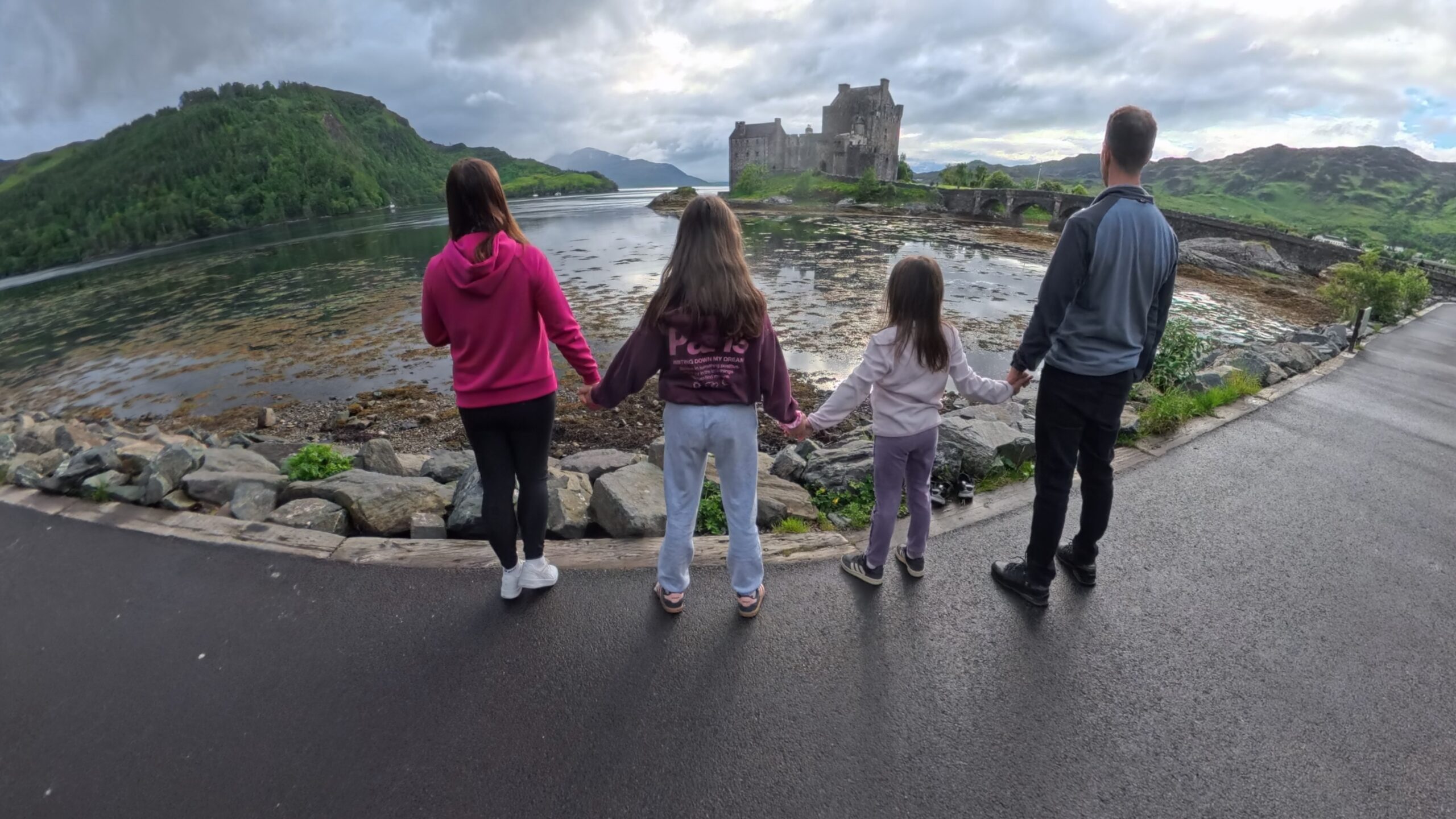 Parking przy Eilean Donan podczas road tripu po Szkocji