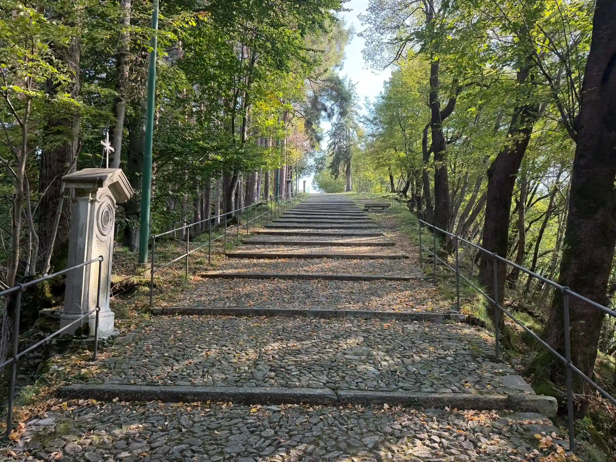 Brukowane schody prowadzące do sanktuarium Madonna di Breglia