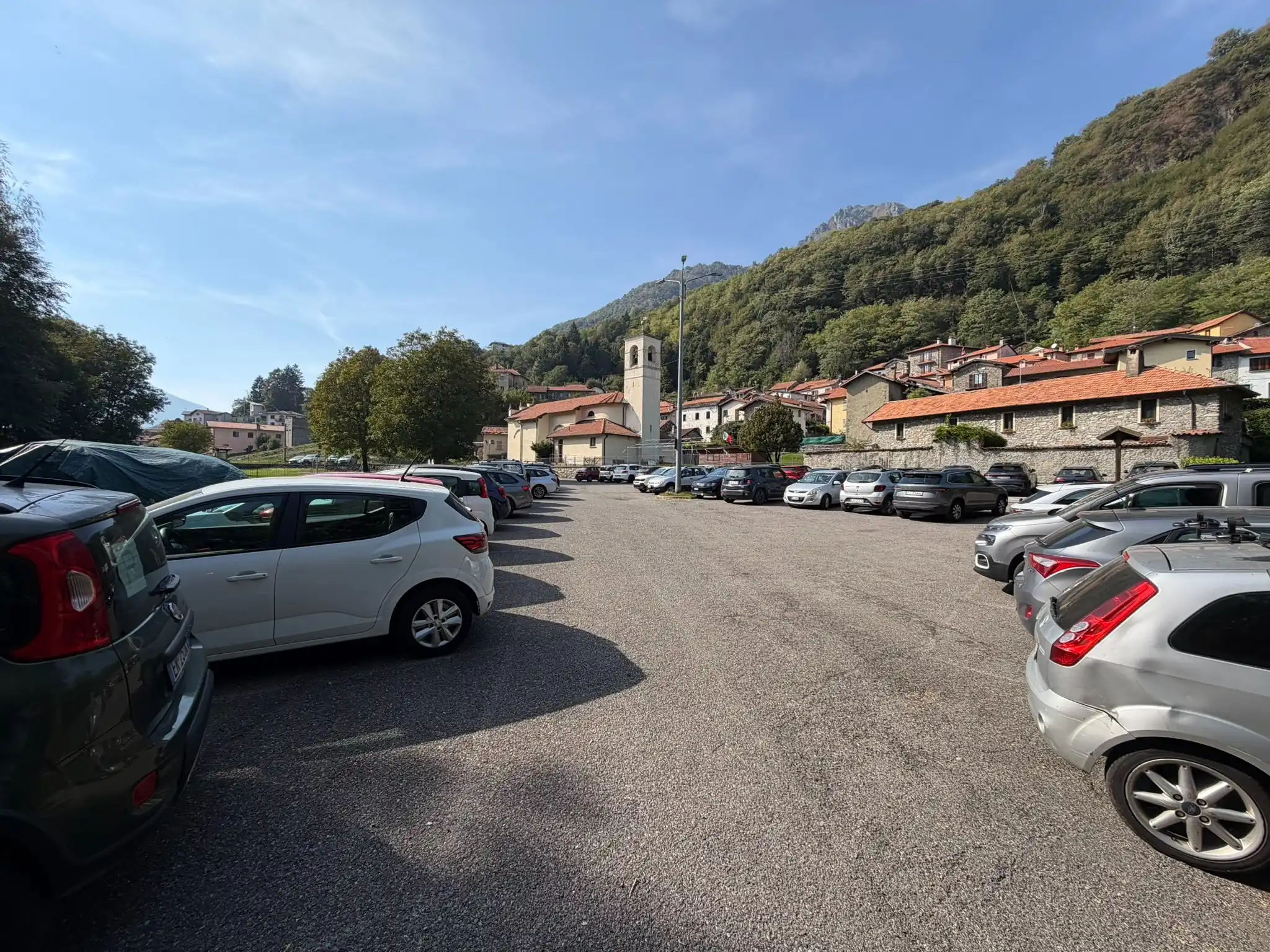 Bezpłatny parking przy kościele San Gregorio w Breglii