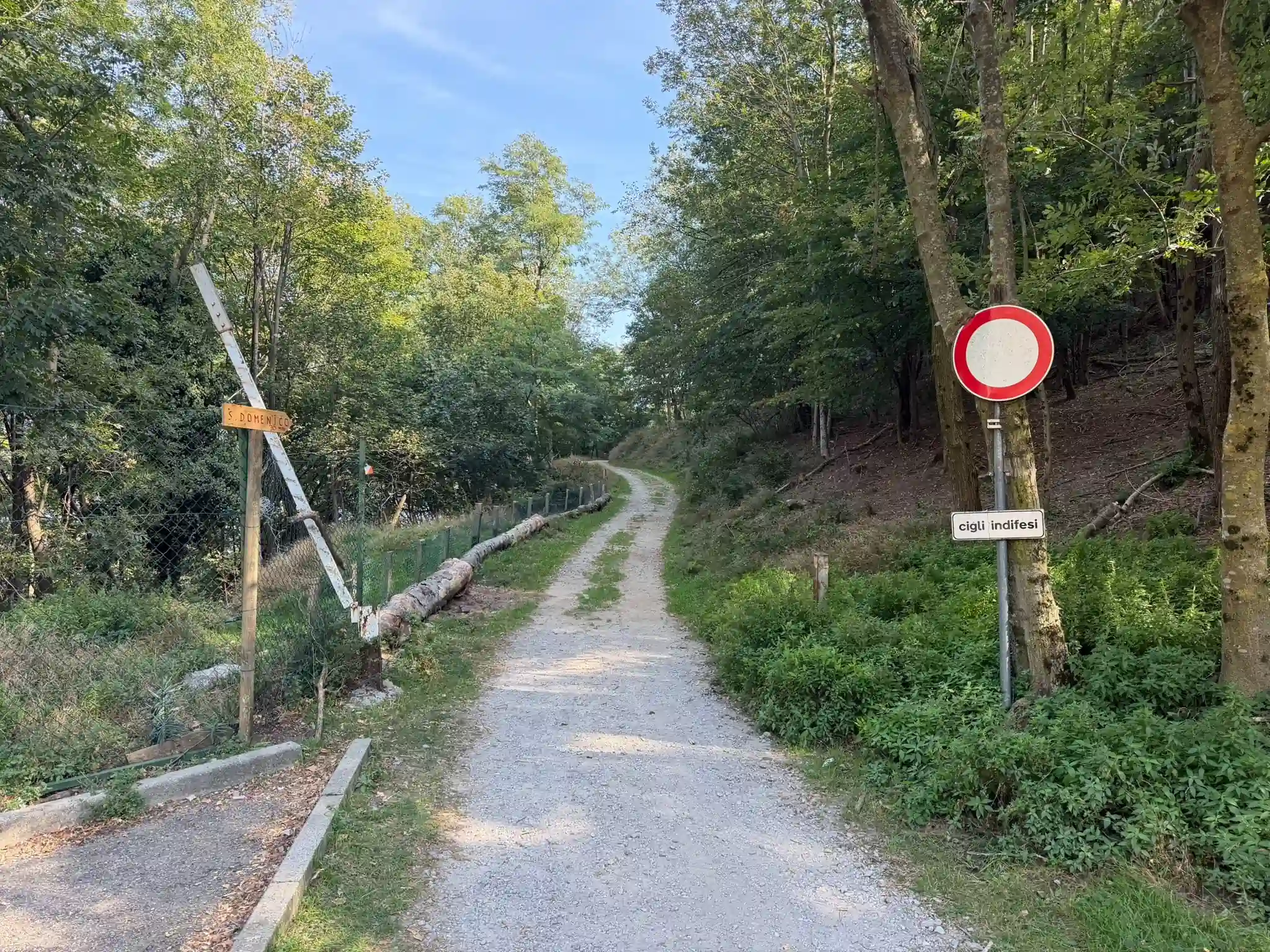 Początek szutrowej drogi w kierunku San Domenico w Breglii