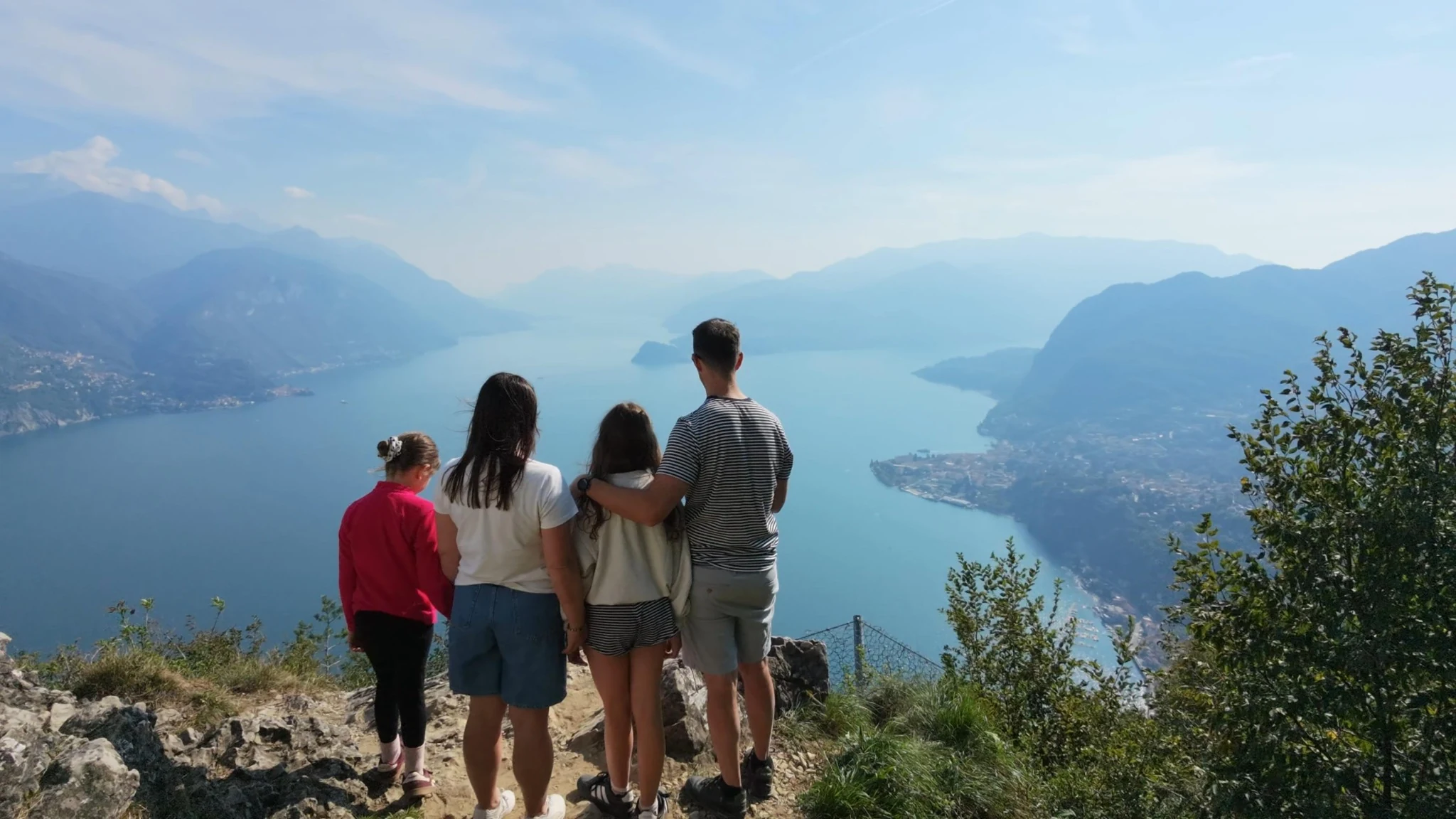 Rodzina na skalistym punkcie widokowym San Domenico nad Jeziorem Como