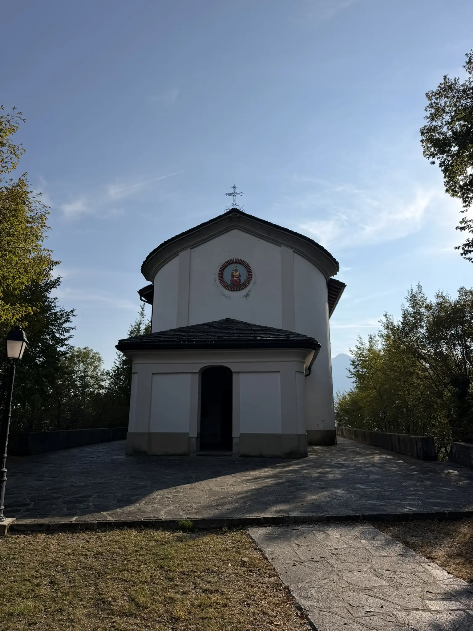 Fasada sanktuarium Madonna di Breglia na trasie pętli