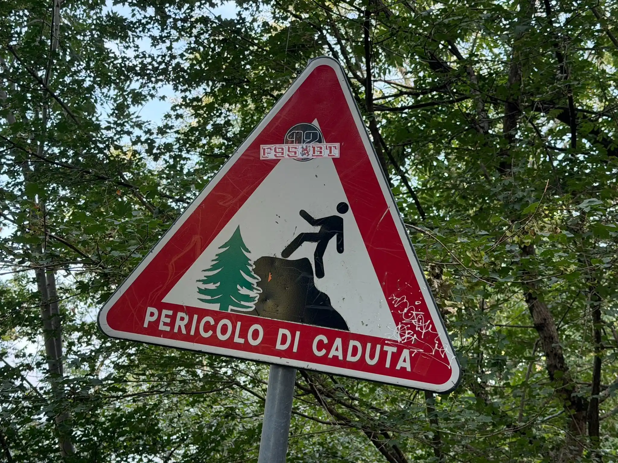 Znak ostrzegający przed upadkiem na trasie do San Domenico