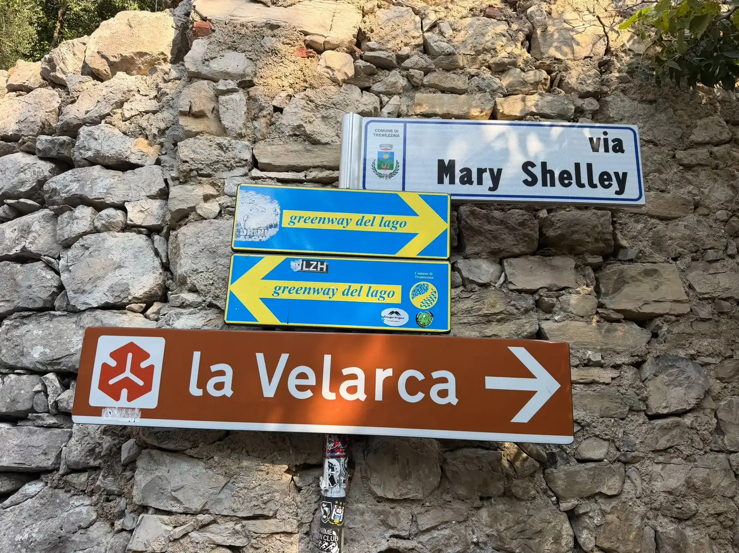 Drogowskazy przy trasie Greenway: Via Mary Shelley i La Velarca