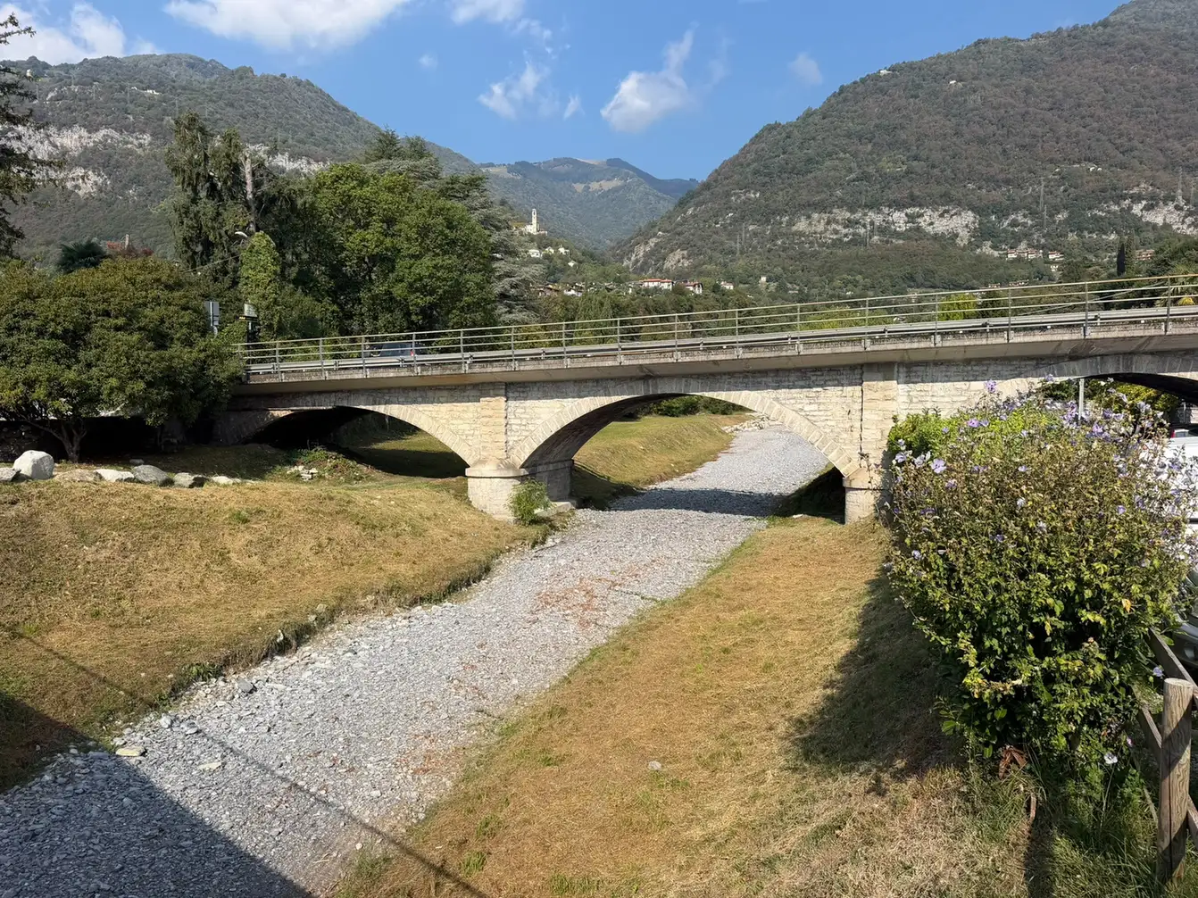 Most nad korytem potoku i góry przy trasie Greenway