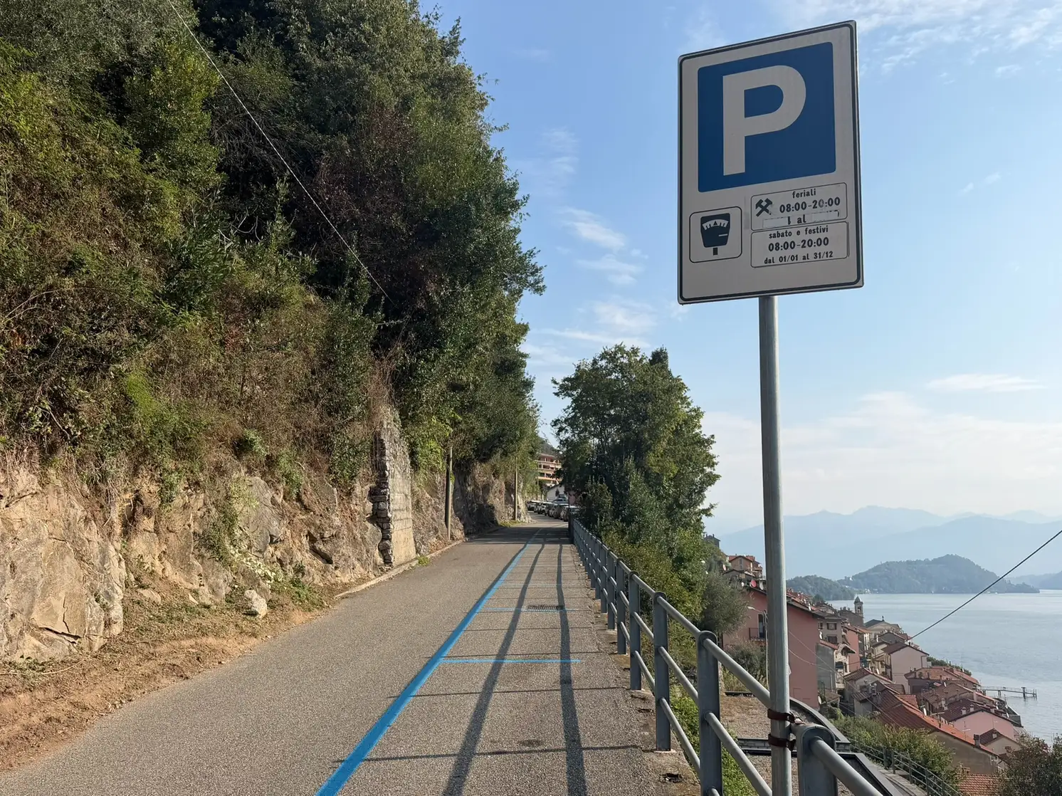 Płatny parking w Colonno poniżej bezpłatnego parkingu, na którym zostawiliśmy samochód