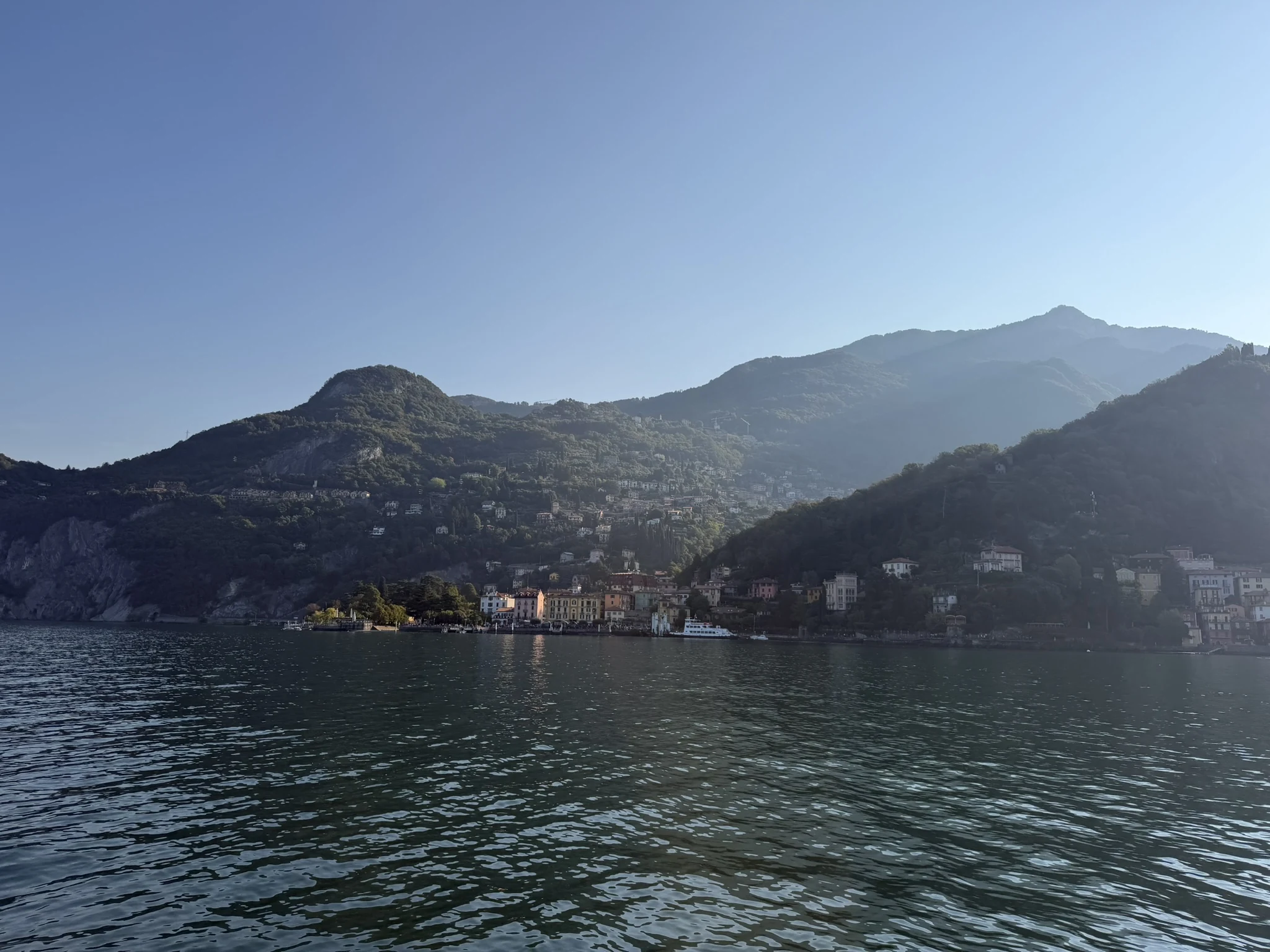 Widok z promu na Jezioro Como i góry