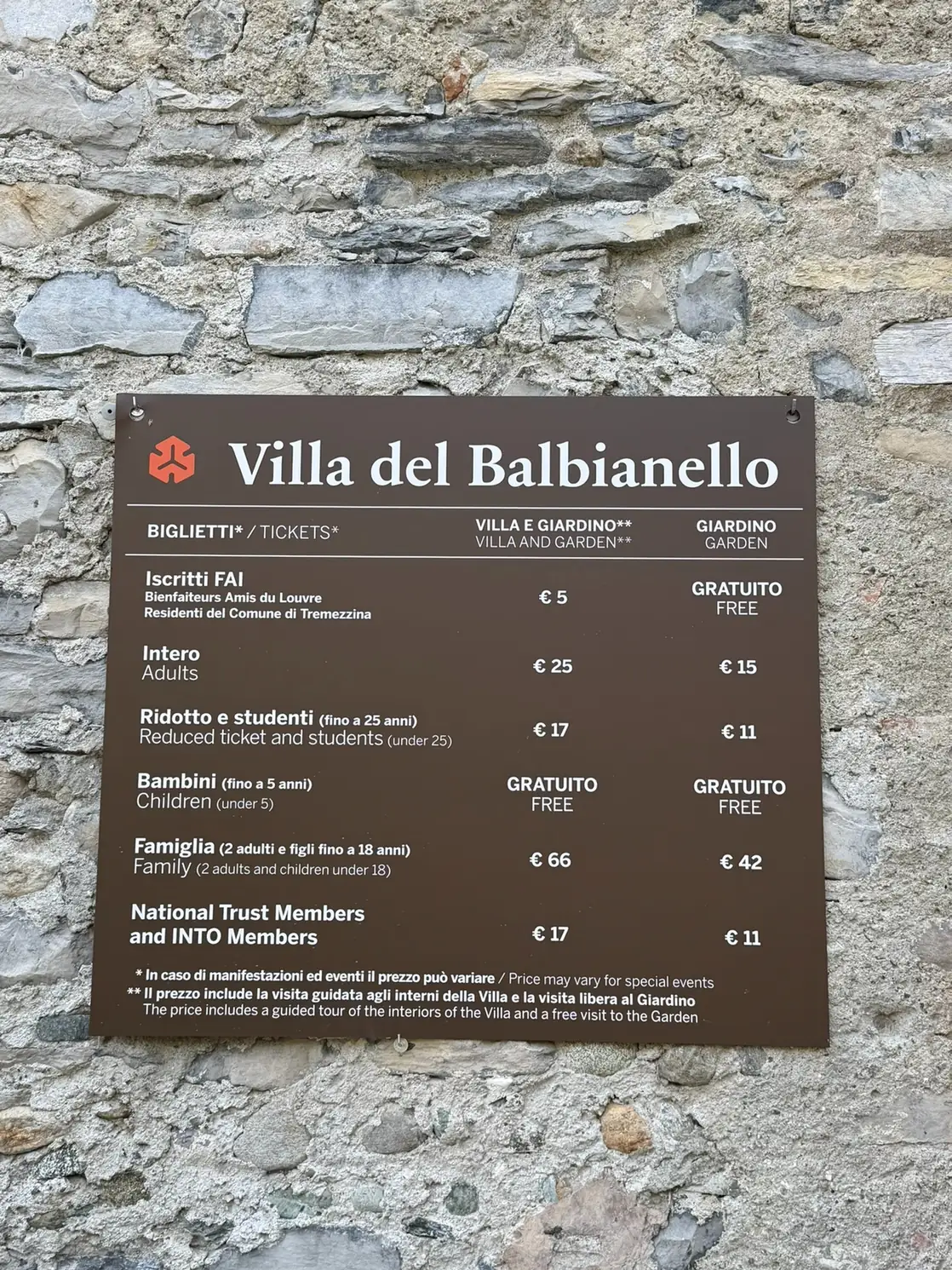 Cennik biletów przy wejściu do ogrodów Villa del Balbianello