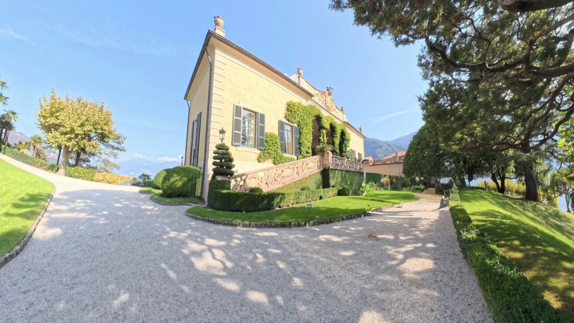 Villa del Balbianello widziana z alejki w ogrodach