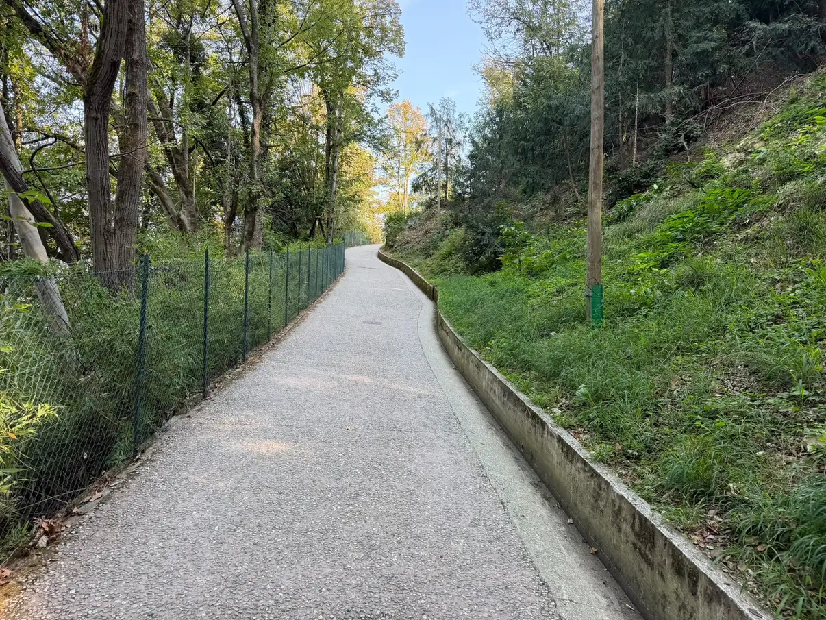Asfaltowa droga z parkingu w Lenno do Villa del Balbianello