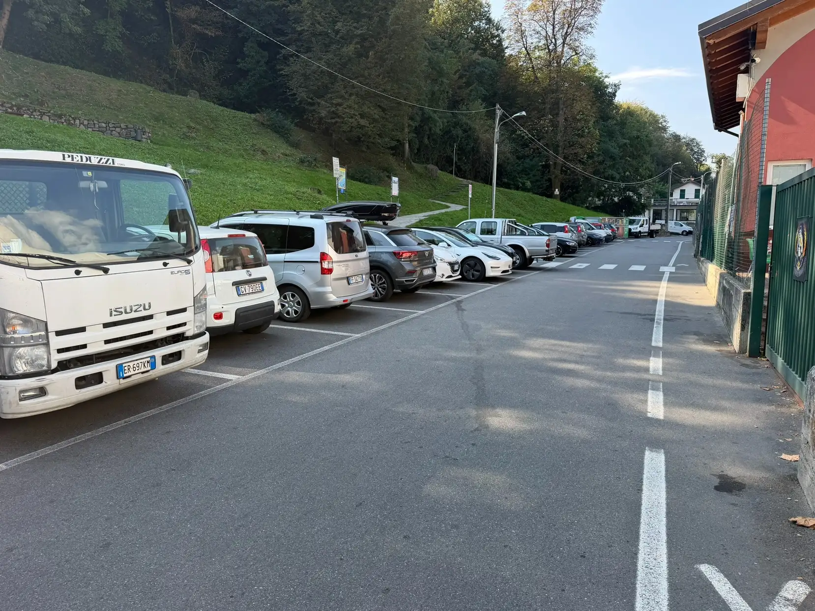 Oficjalny parking przy dojściu do Villa del Balbianello w Lenno