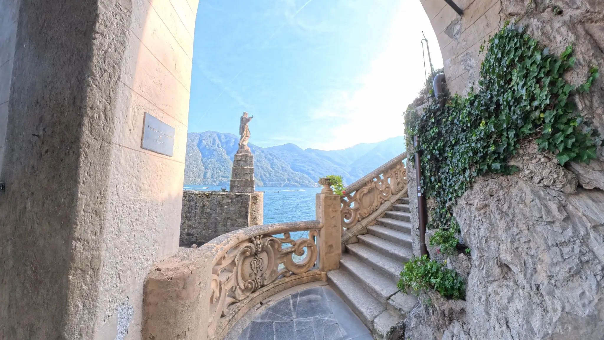 Kamienne schody w ogrodach Villa del Balbianello
